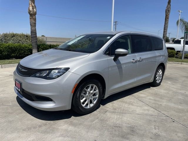 2022 Chrysler Voyager LX's photo